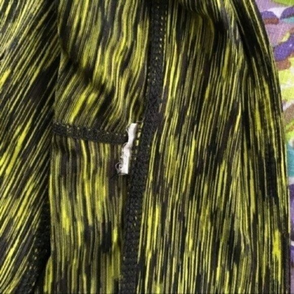 Fabletics: Heathered Salar Mid-Rise Capri Leggings - Picture 6 of 8